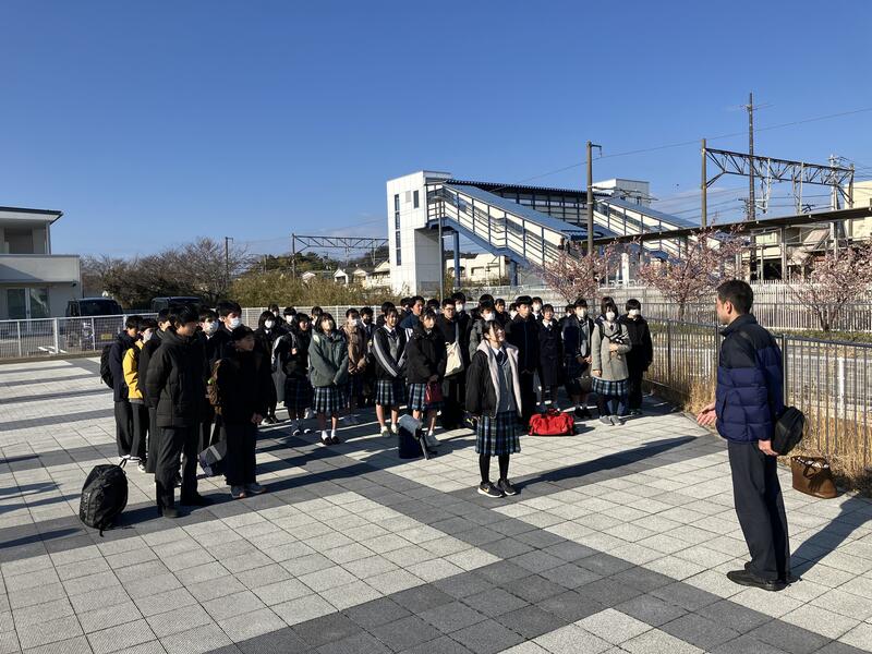 出発式で教頭先生にあいさつ