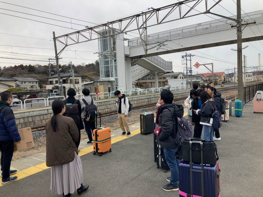 人, 民衆, 荷物, 屋外 が含まれている画像

AI によって生成されたコンテンツは間違っている可能性があります。